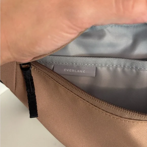 Everlane Renew Transit Fanny Pack crossbody in tan - Picture 4 of 9